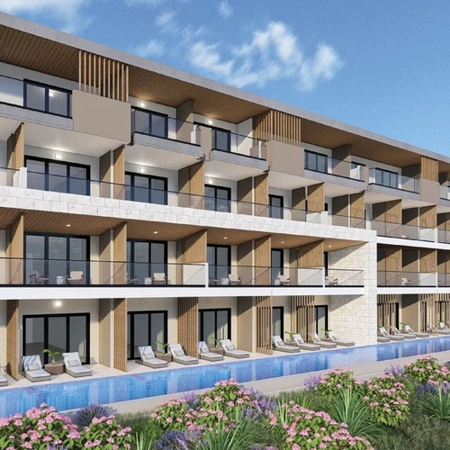 un edificio de apartamentos con una piscina al fondo