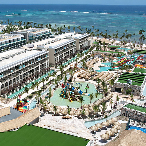 Vista aérea del resort con toboganes acuáticos, piscinas y el océano Serenade Corpo.