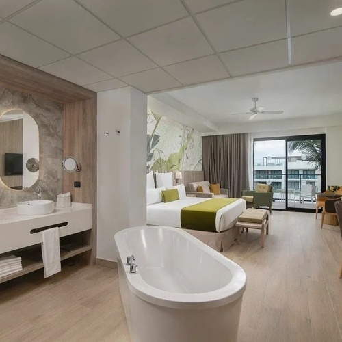 una habitación de hotel con una cama y una bañera