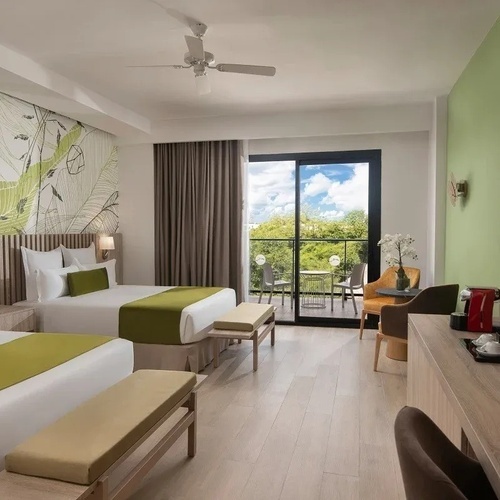 una habitación de hotel con dos camas y una televisión