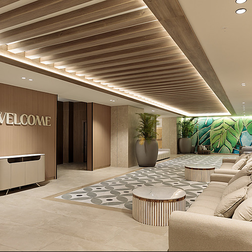 Recepción moderna de hotel con letrero de bienvenida Serenade Corpo y sofás cómodos.