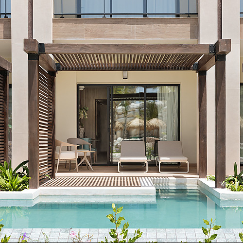 Habitación moderna con piscina privada enSerenade Corpo.