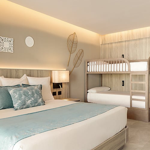 Habitación de hotel familiar con cama king y literas, ideal para Serenade Corpo.