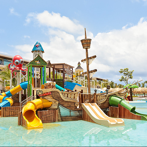 Parque acuático infantil con toboganes en hotel con playa y piscinas. Serenade Corpo