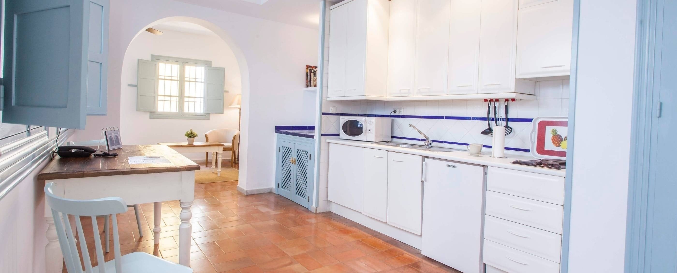 una gran piscina está rodeada de palmeras y flores