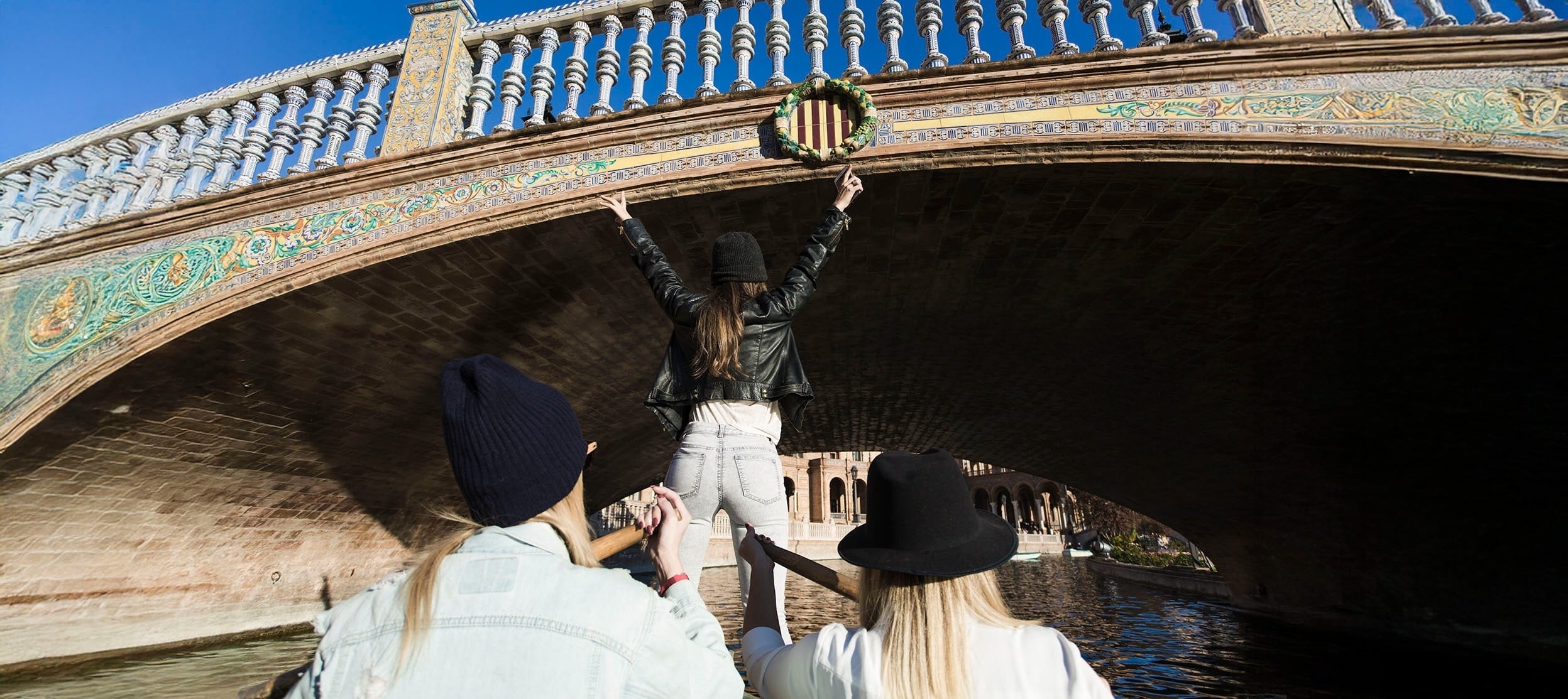 una mujer con traje de baño y gafas de sol está sentada en una piscina infinita