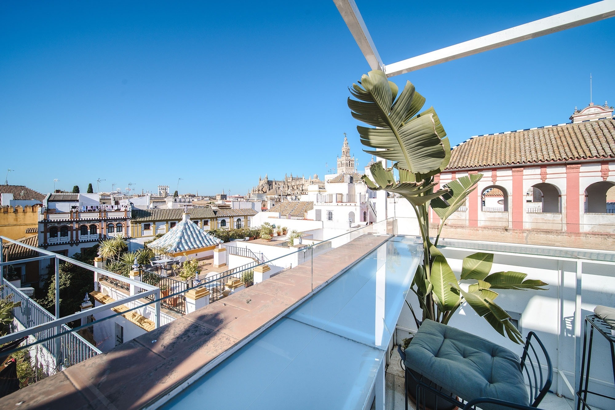 una piscina infinita con un horizonte de la ciudad en el fondo