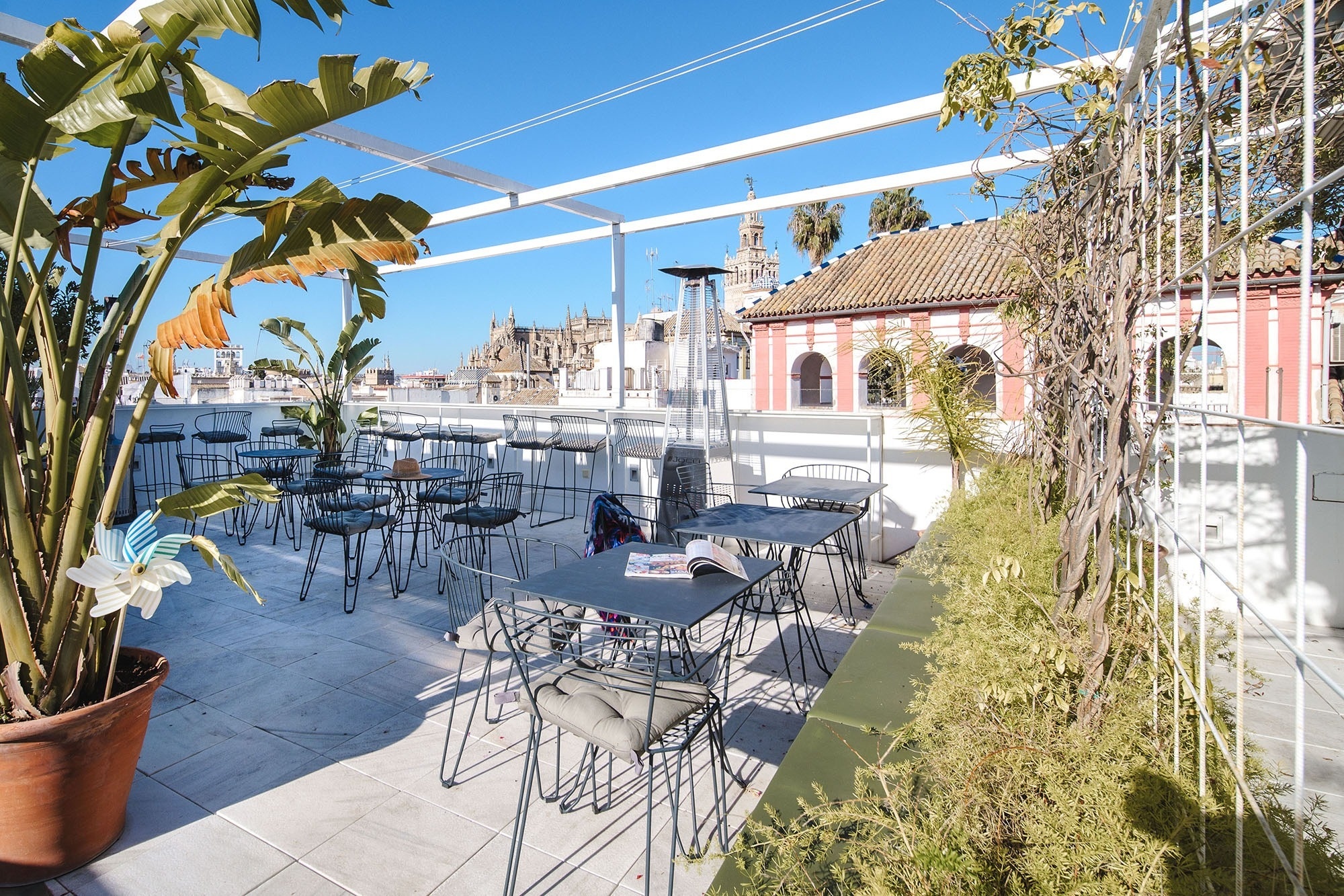 una habitación con una cama y una bolsa que dice " the grove "