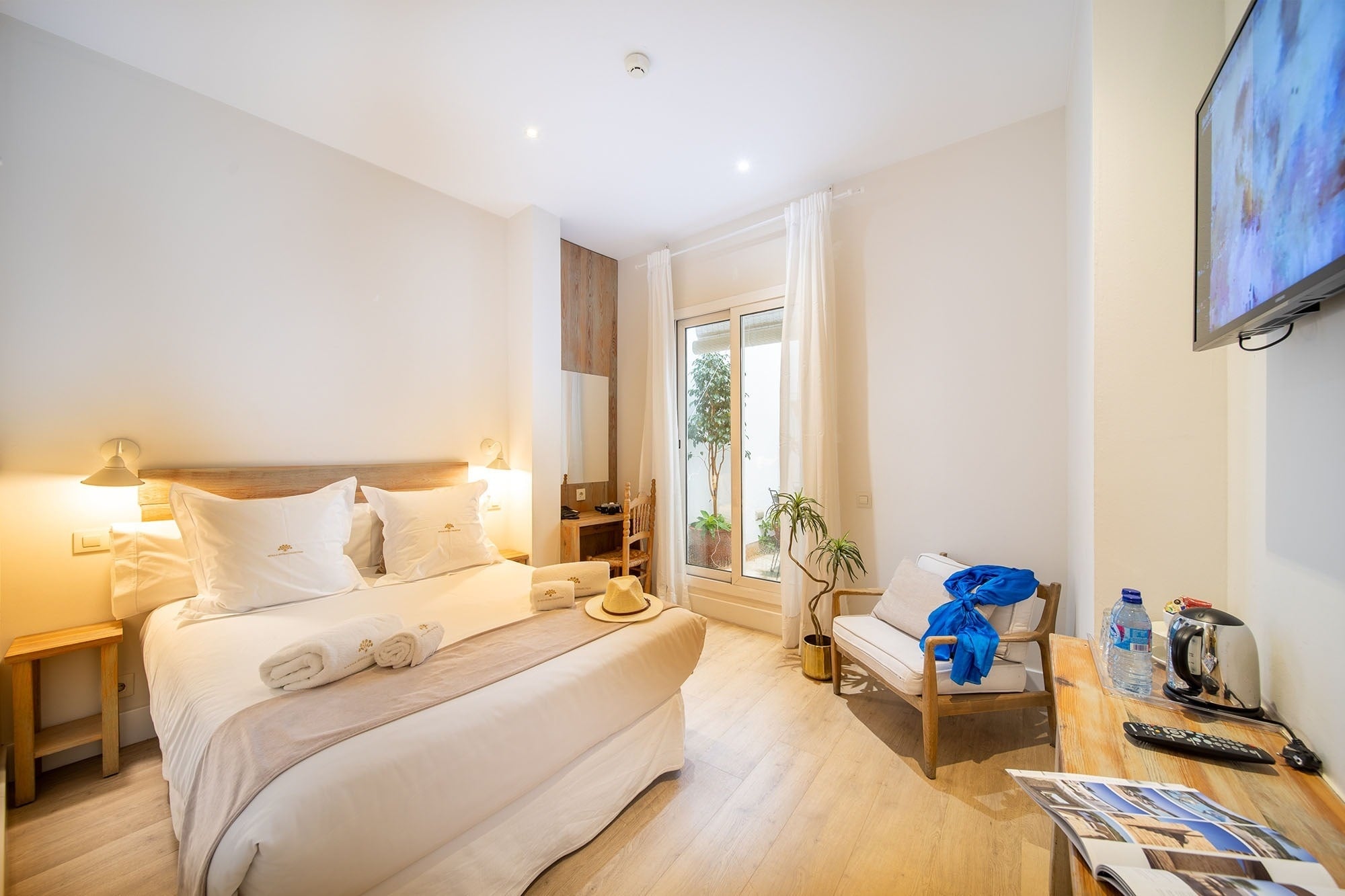 una piscina infinita con un horizonte de la ciudad en el fondo