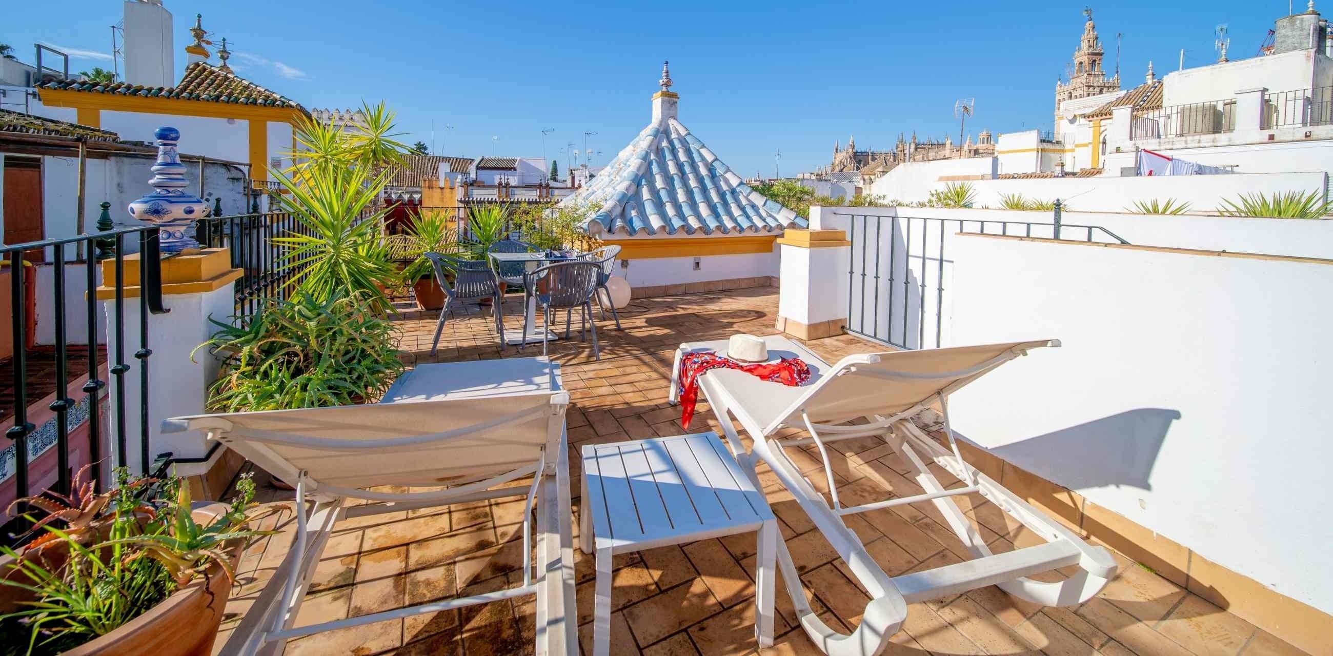 un buffet de frutas y verduras con una pizarra que dice fruta