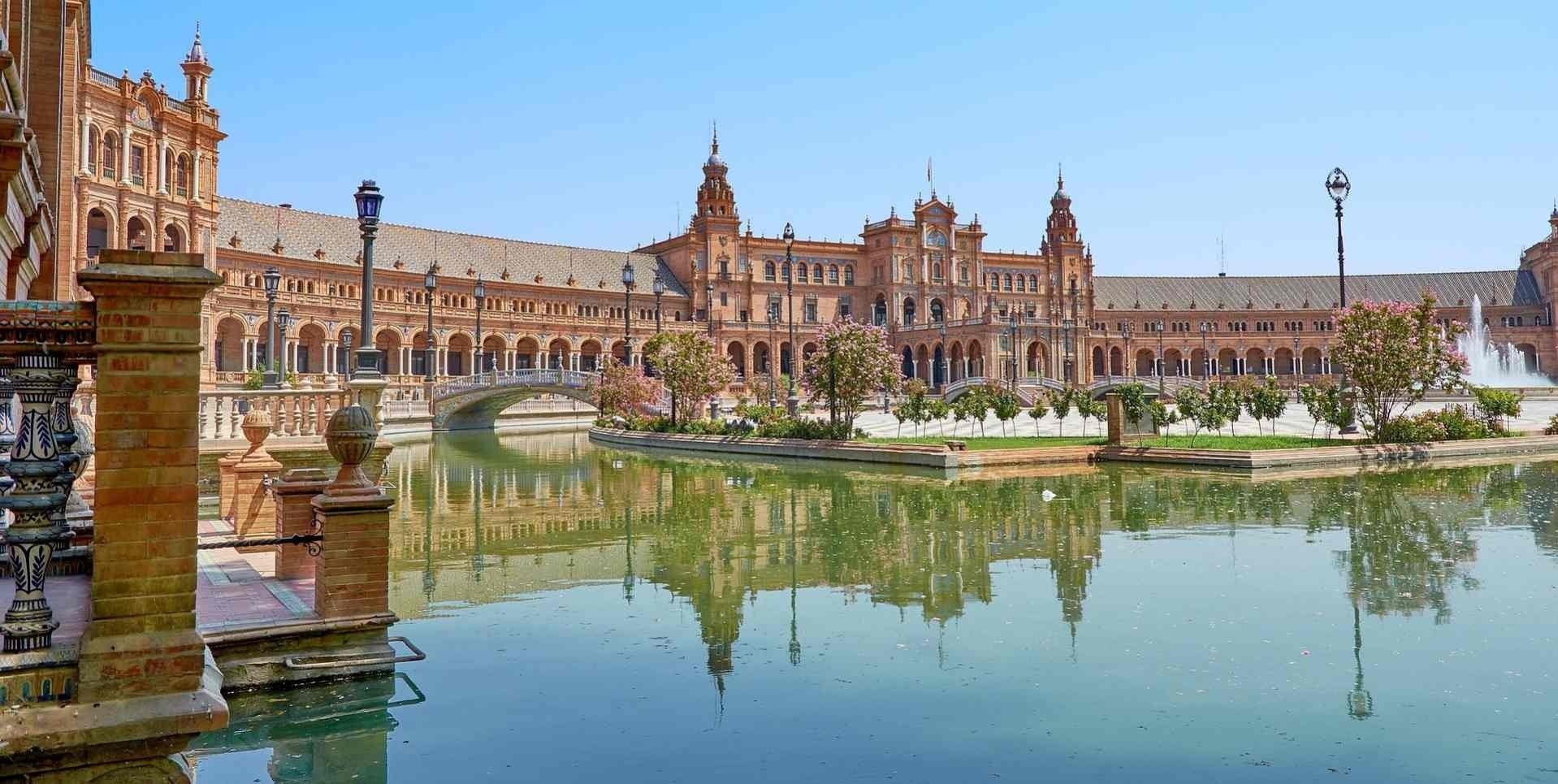 una mesa en un restaurante con copas de vino y una vela