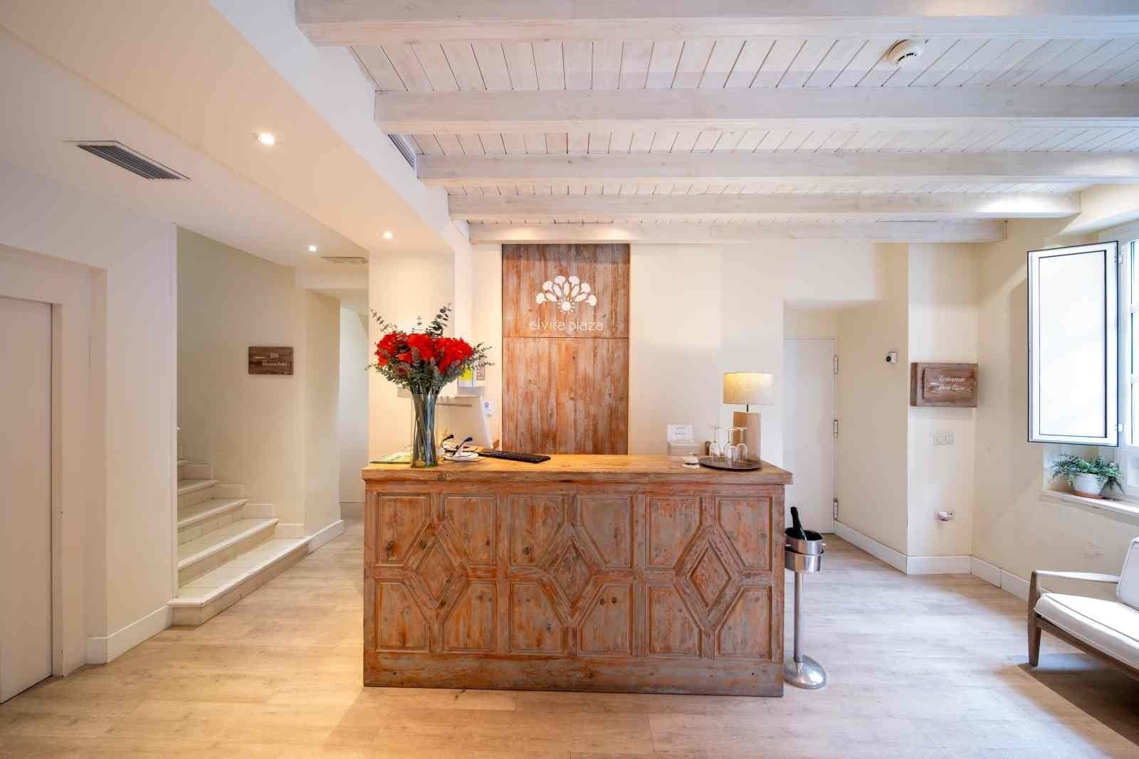 un primer plano de una hoja en una rama de un árbol