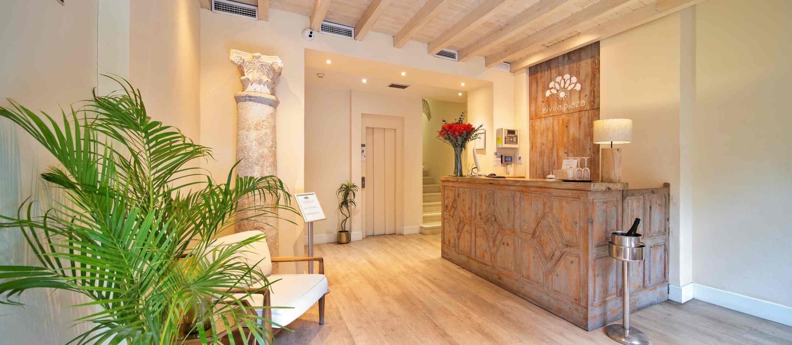 una piscina rodeada de mesas y sillas con vistas al océano