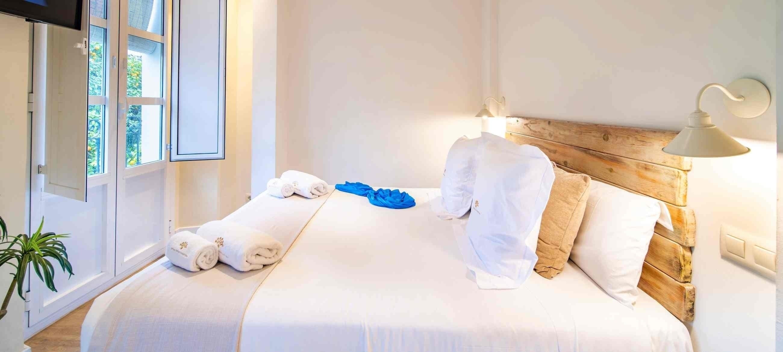 una habitación llena de mesas y sillas con vistas al océano