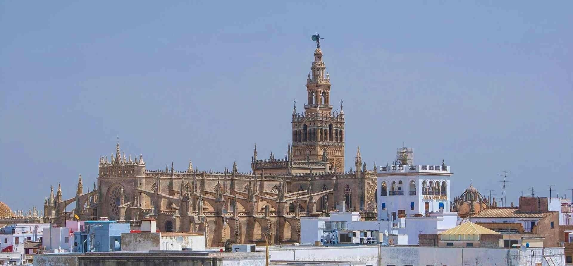 una mesa en un restaurante con copas de vino y una vela