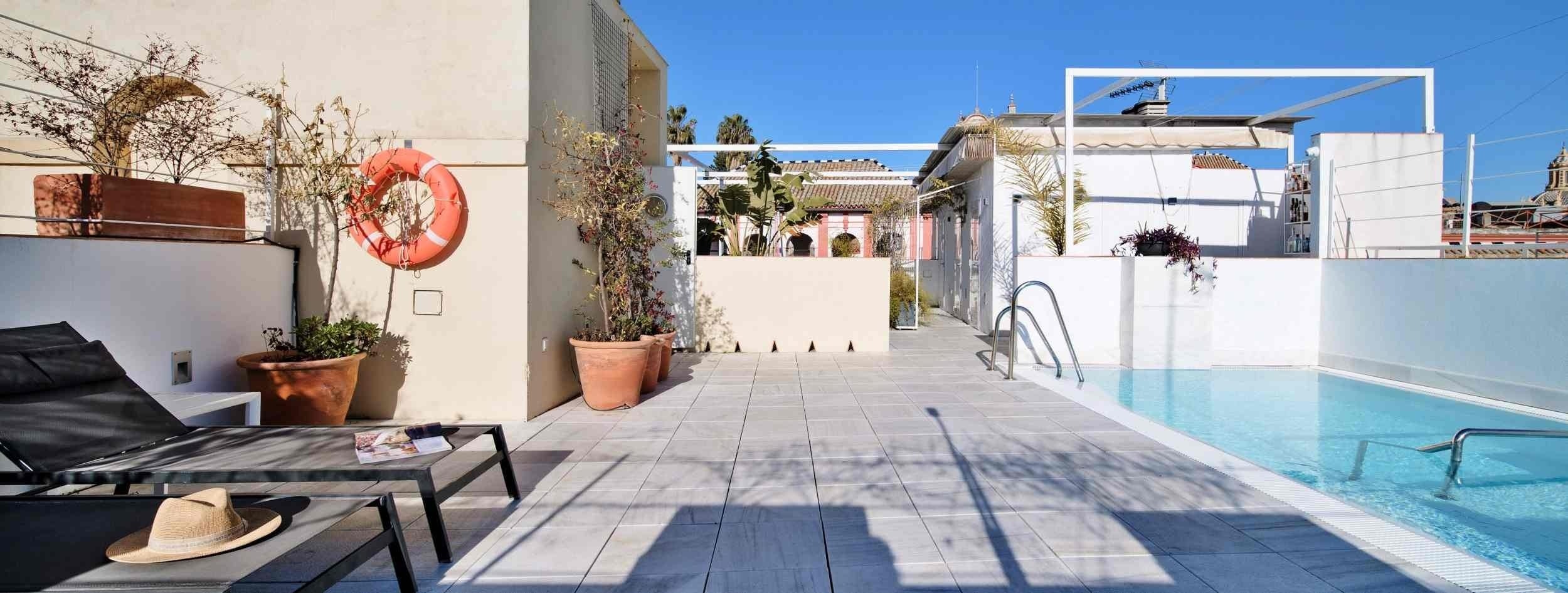 un edificio blanco con una vista del océano en el fondo