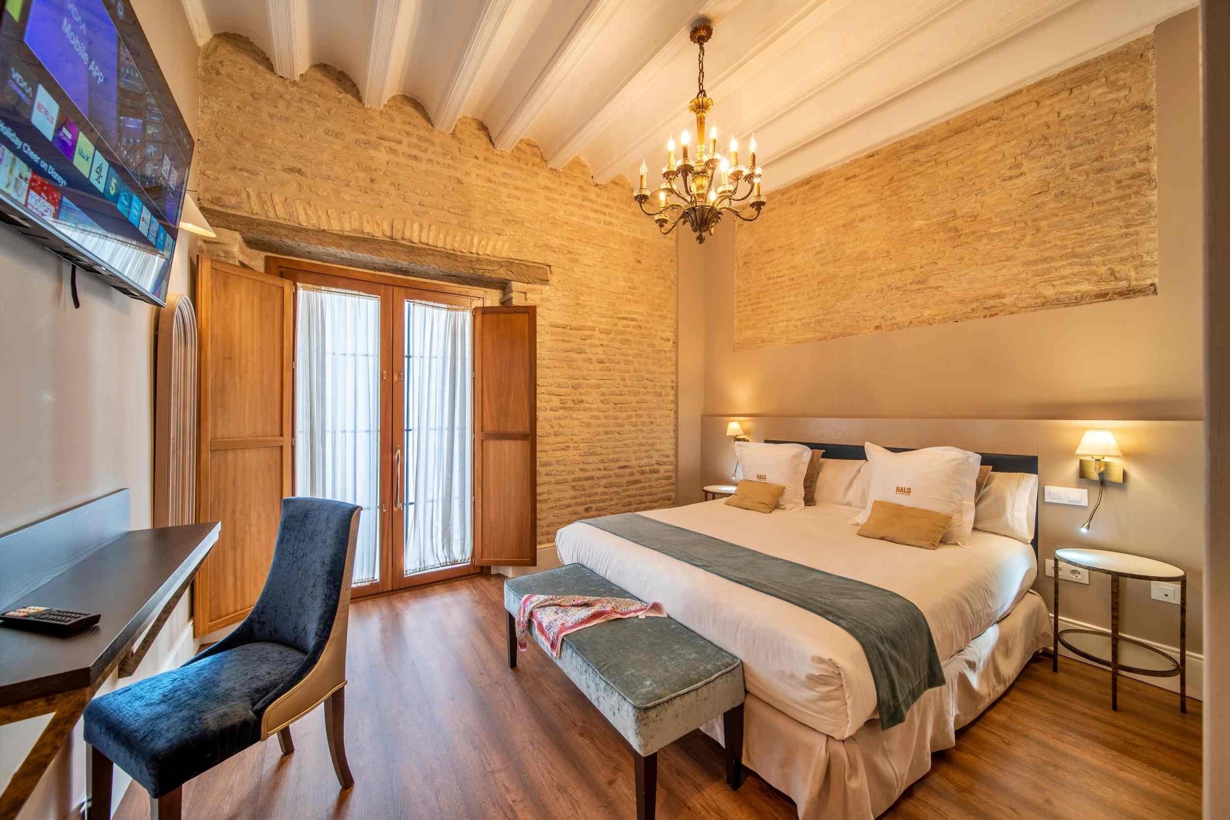 una habitación de hotel con una cama y una lámpara