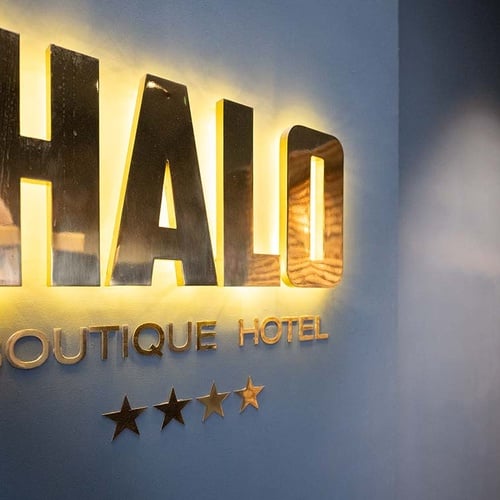 Letrero iluminado del Halo Boutique Hotel con 4 estrellas.