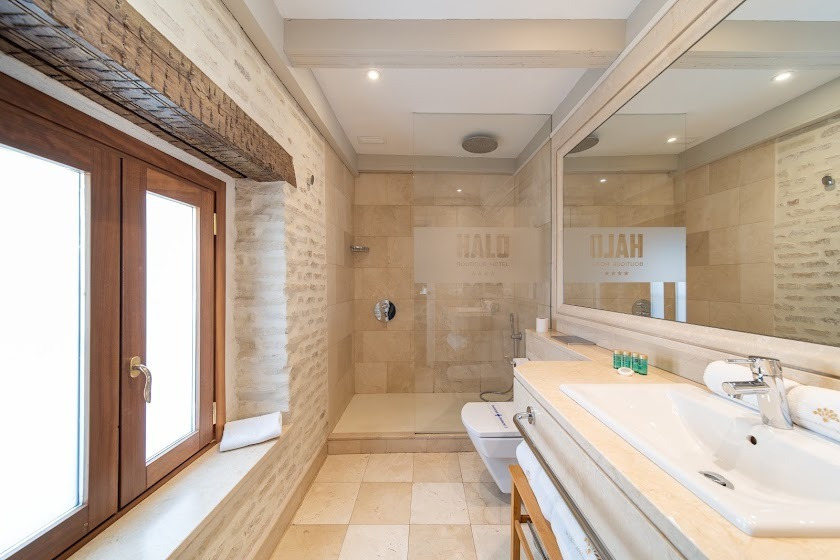 Baño moderno con ducha y lavabo de SHC: Halo Boutique Hotel.