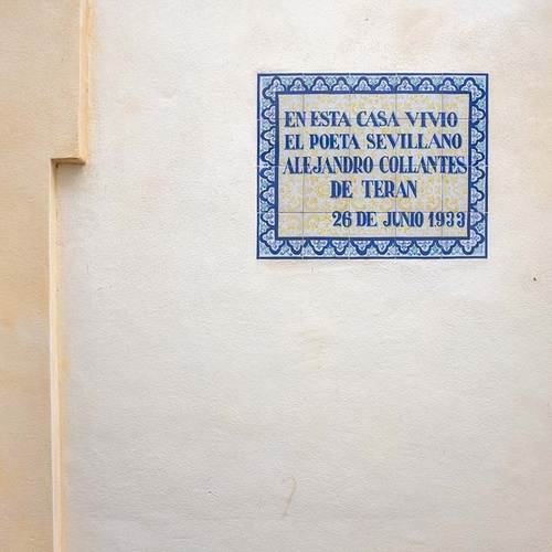 Hotel histórico en Sevilla con placa conmemorativa del poeta Alejandro Collantes de Terán.