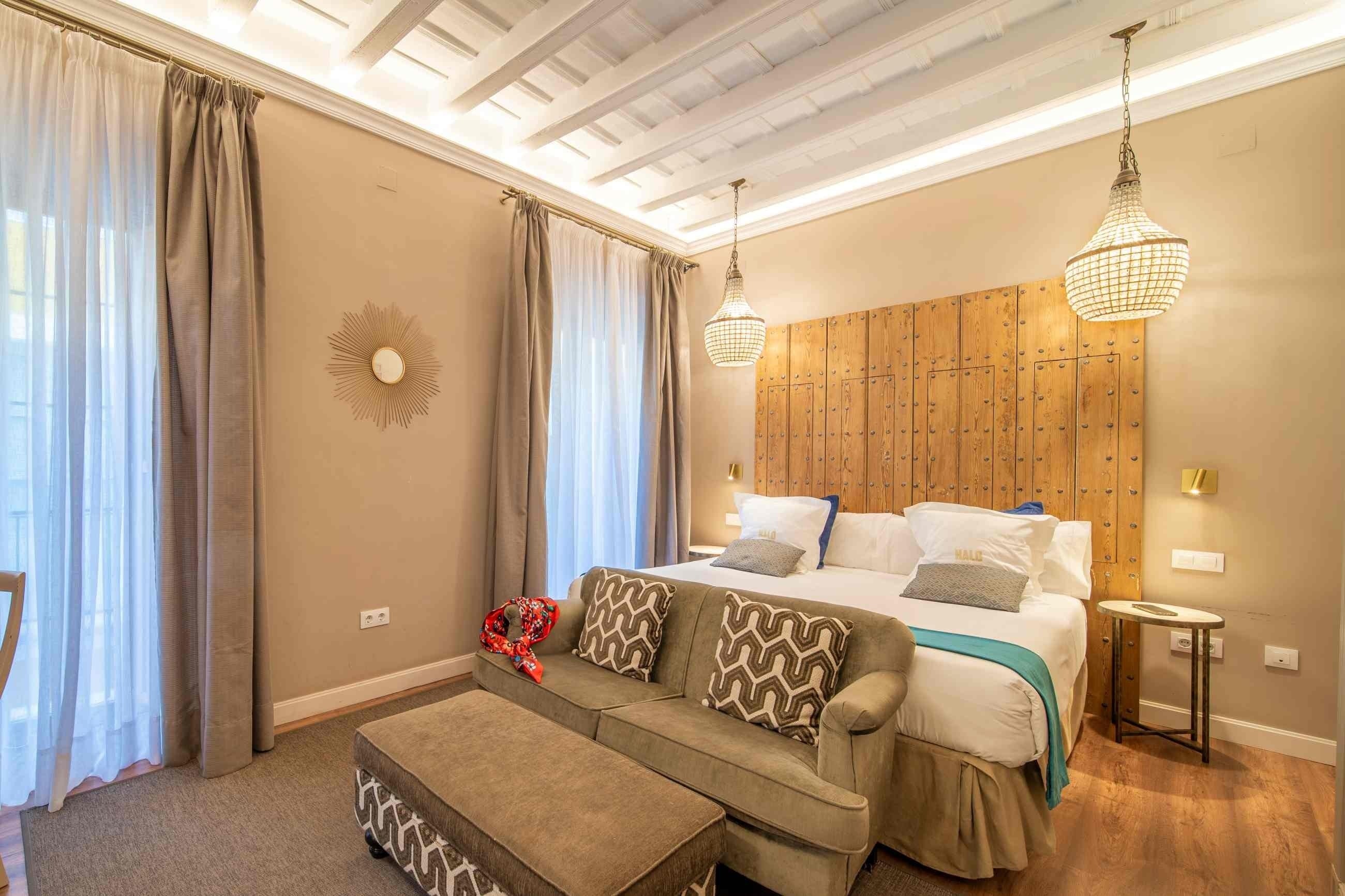 una vista aérea de una playa y el océano