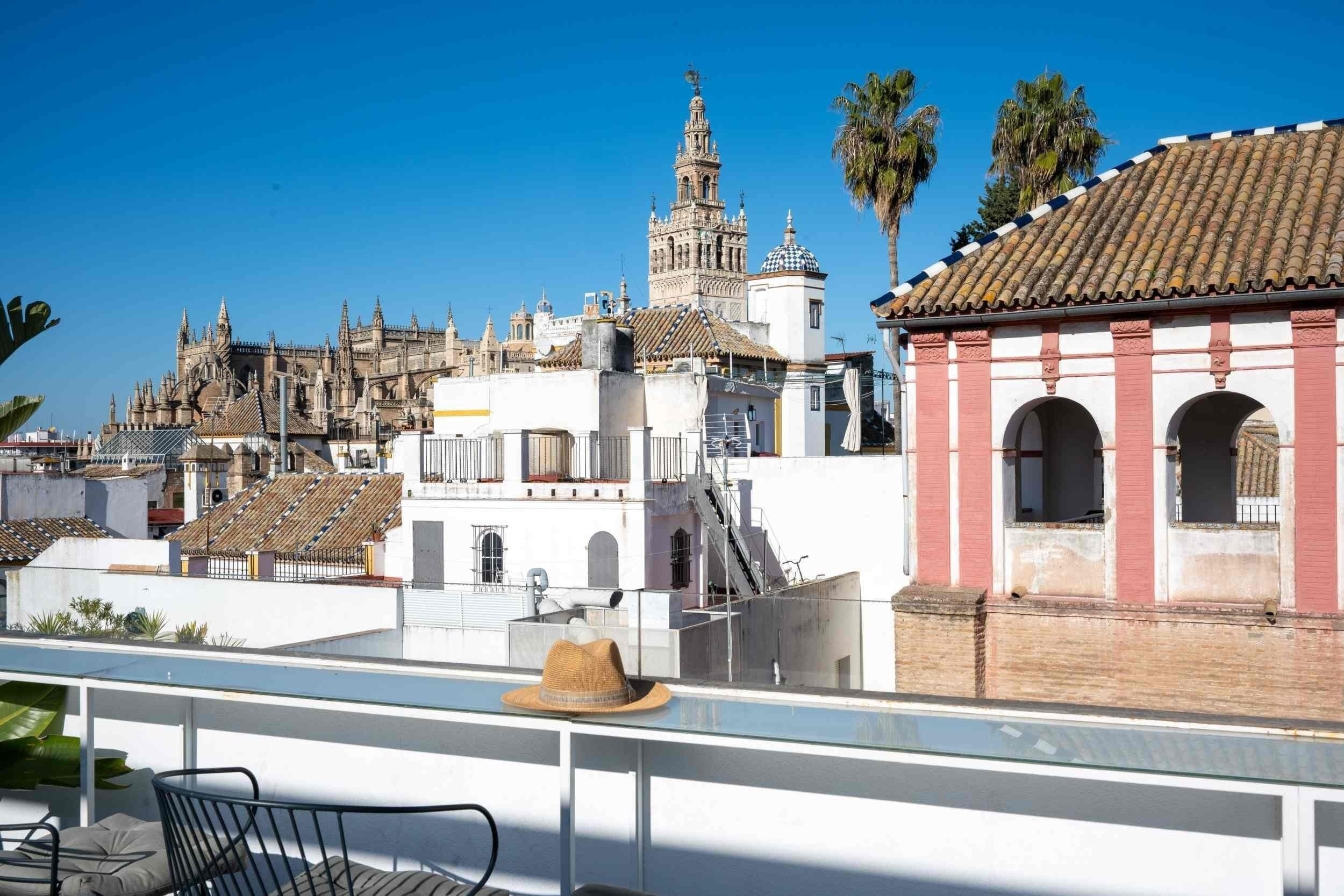 una habitación llena de mesas y sillas con vistas al océano