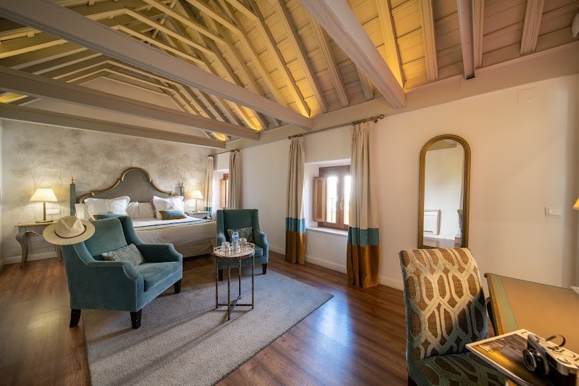 Amplia habitación con TV, lámpara y un armario decorado, ideal para SHC: Halo Boutique Hotel.