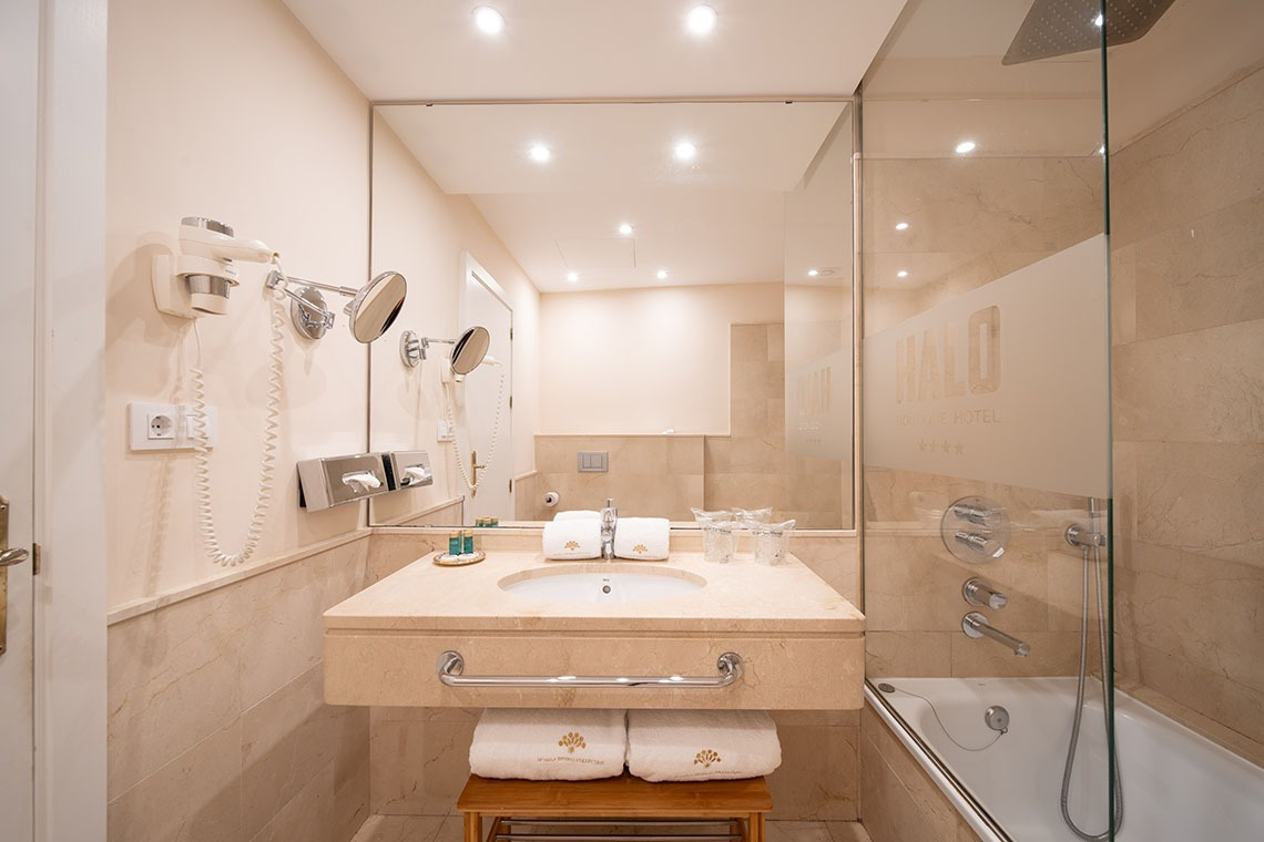 Baño de lujo con ducha, bañera y tocador en el SHC: Halo Boutique Hotel.
