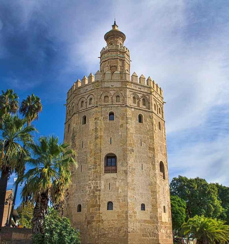 una hoja en forma de corazón está en la playa