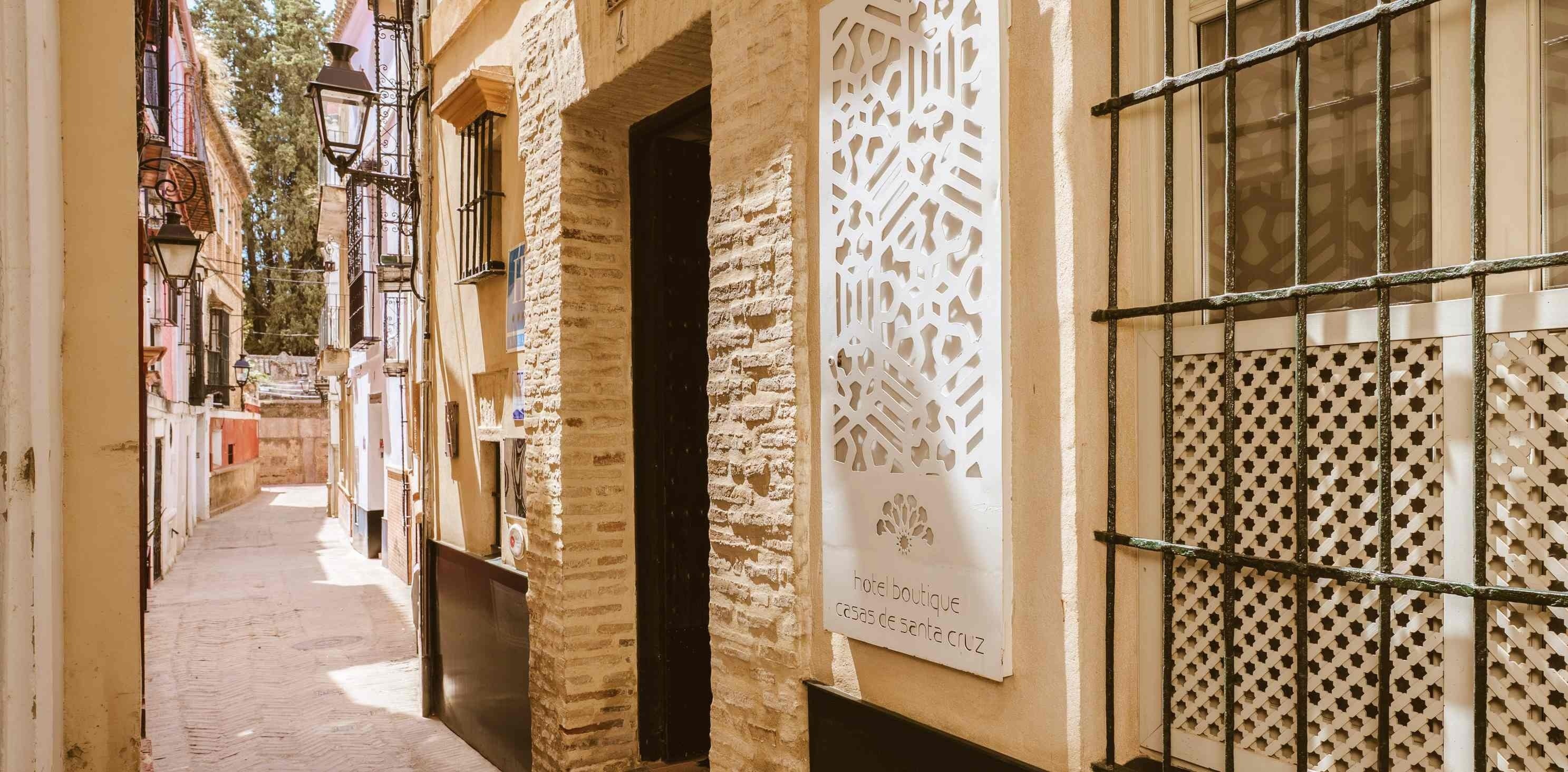 un buffet de frutas y verduras con una pizarra que dice fruta