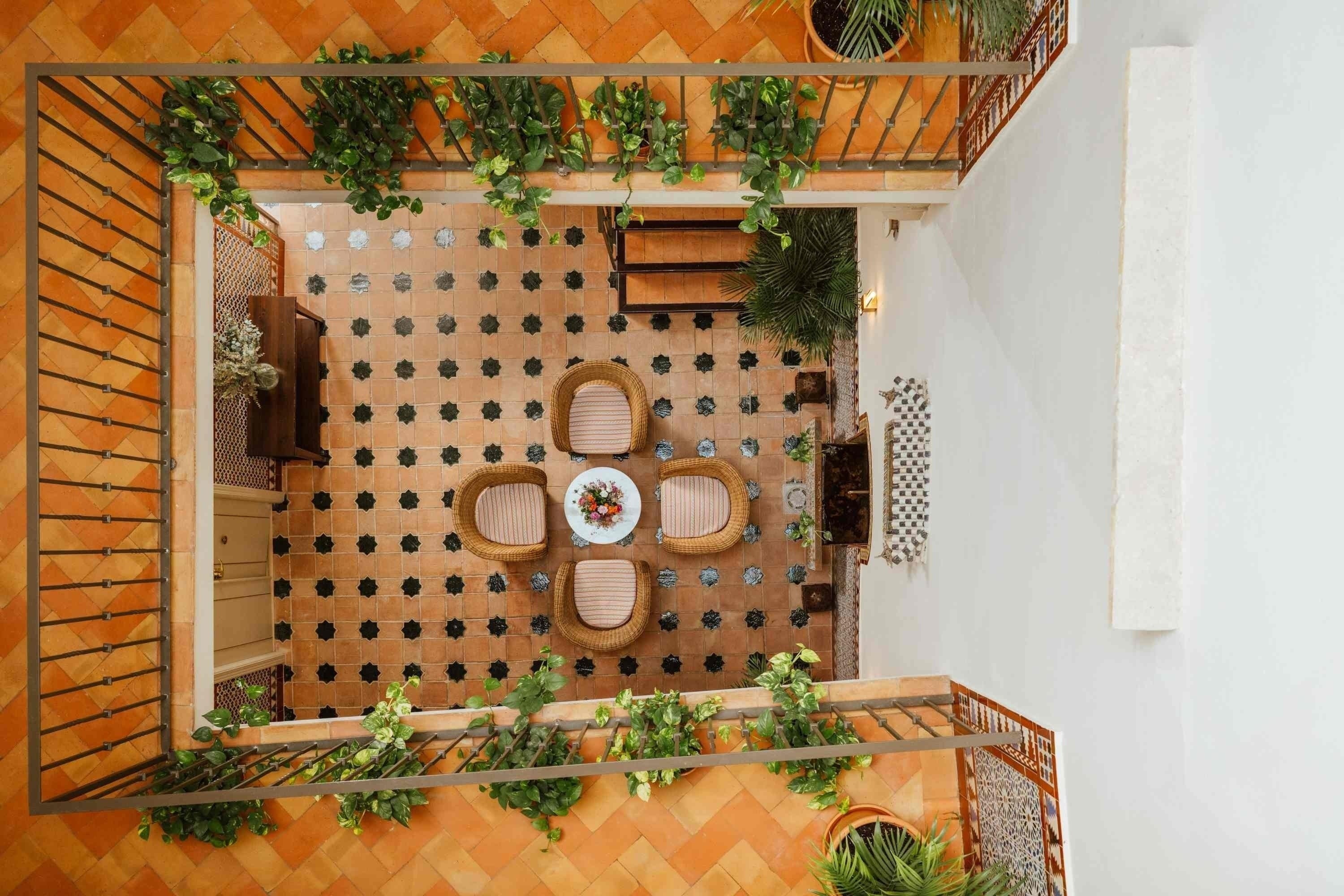 una piscina rodeada de mesas y sillas con vistas al océano