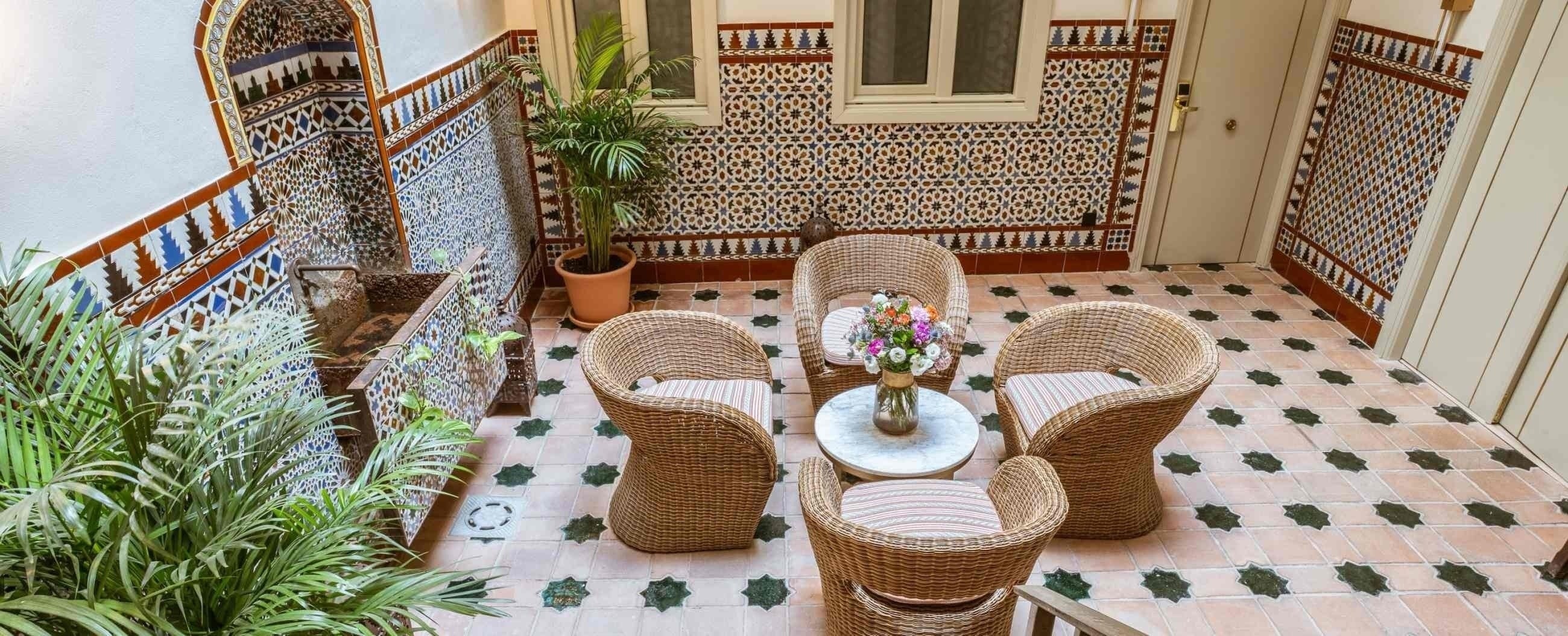 una habitación llena de mesas y sillas con vistas al océano