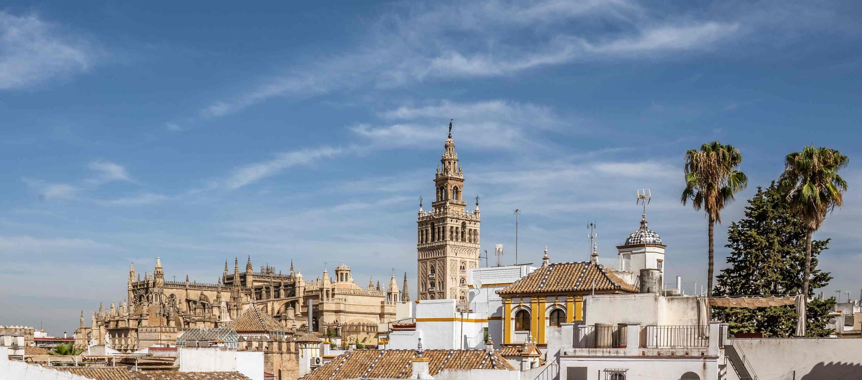 una mesa en un restaurante con copas de vino y una vela