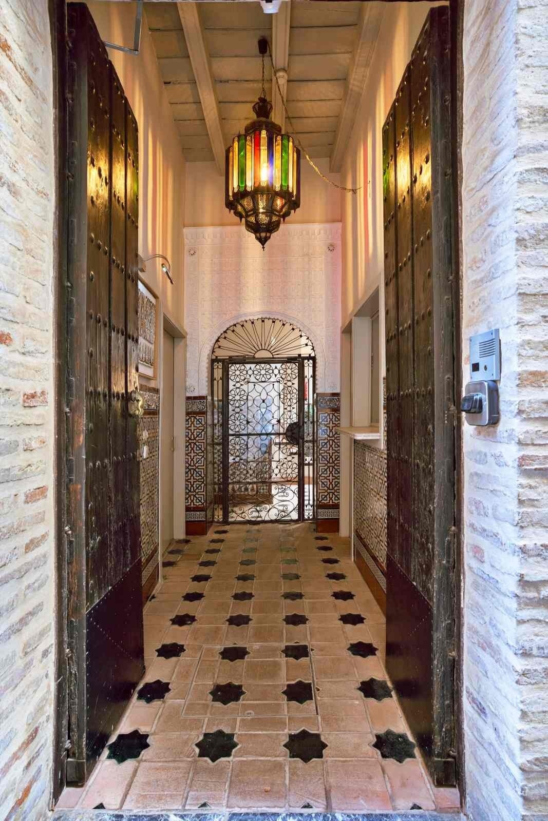 un primer plano de una hoja en una rama de un árbol