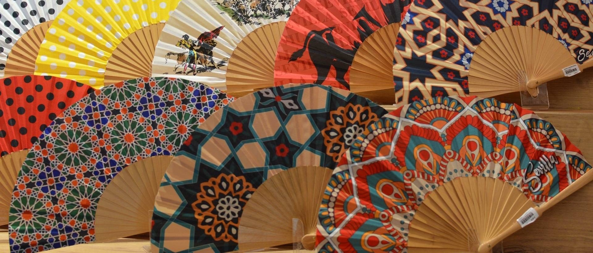 una mesa en un restaurante con copas de vino y una vela