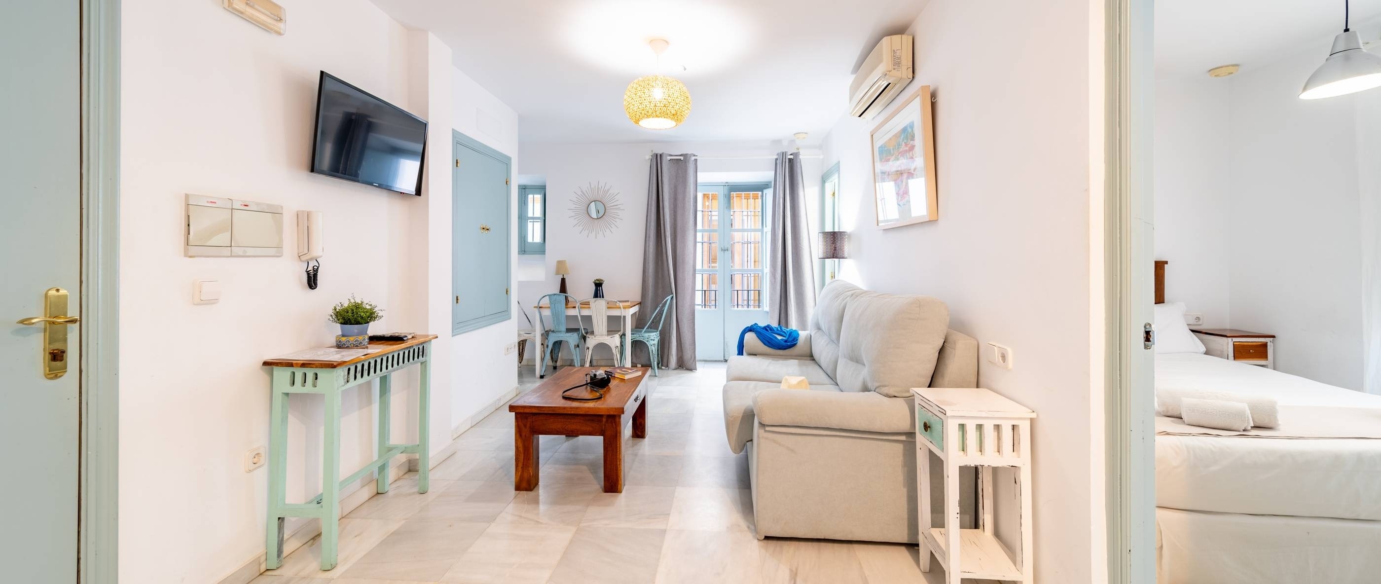 un edificio blanco con una vista del océano en el fondo