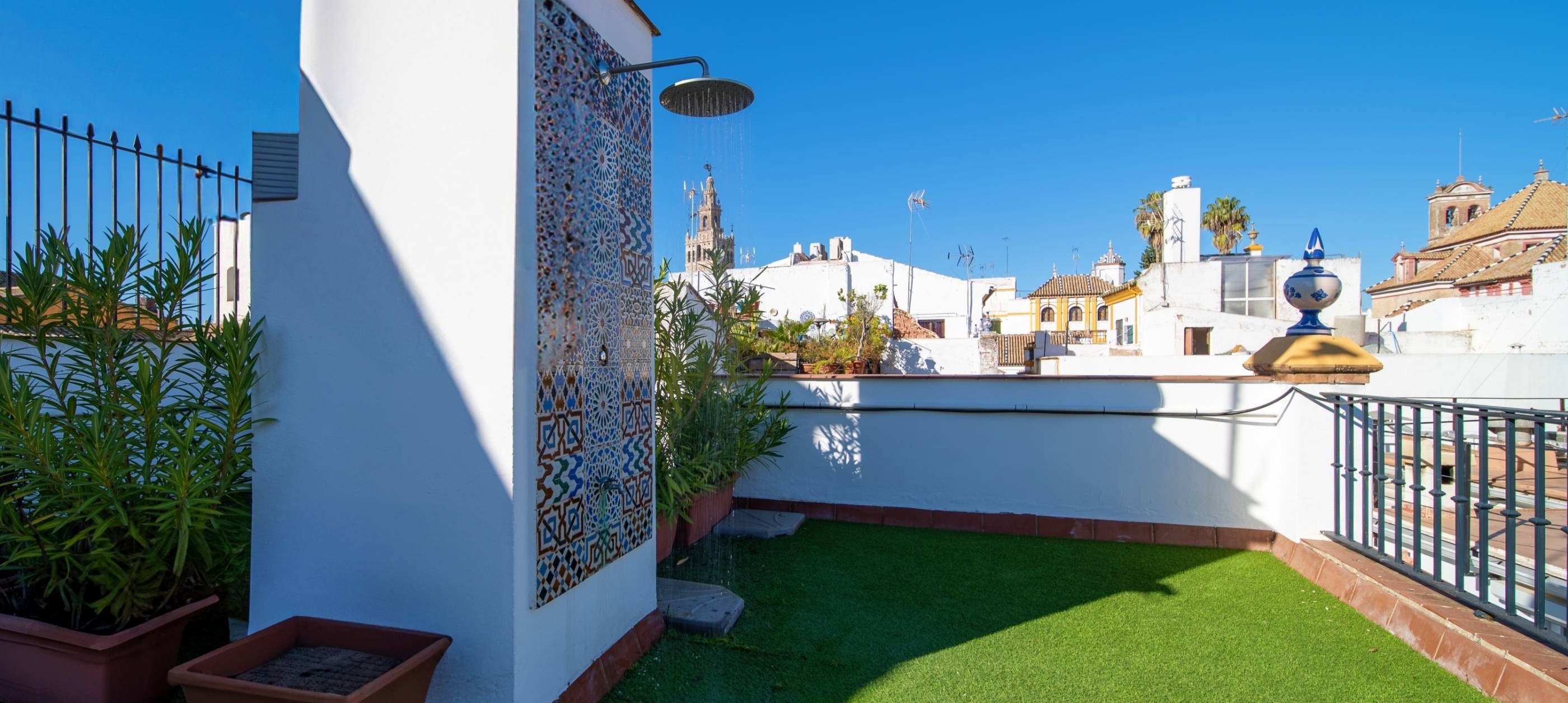un buffet de frutas y verduras con una pizarra que dice fruta