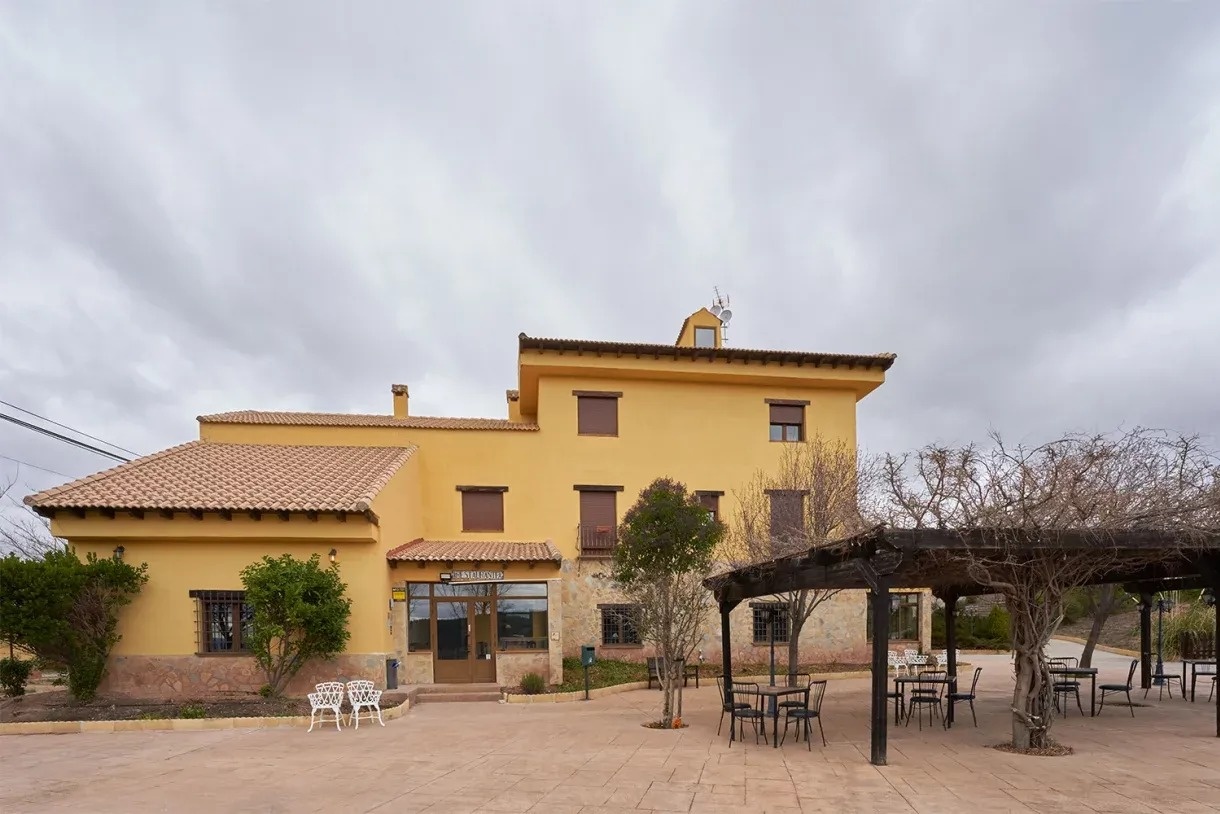 un edificio amarillo con la palabra restaurante en la parte delantera