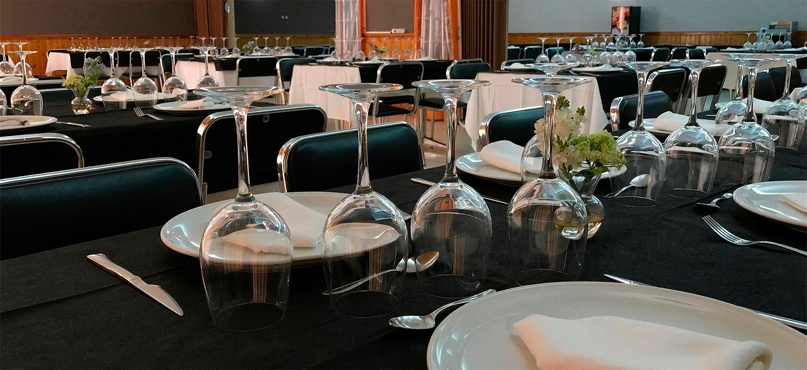 Elegantly set tables at Birmajus: Sierra de Arcos for events.