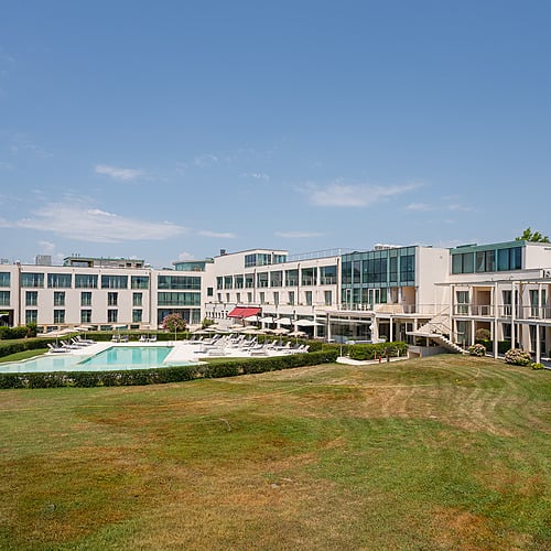 Vue d'un hôtel moderne avec piscine et pelouse. Smy: Corporativa