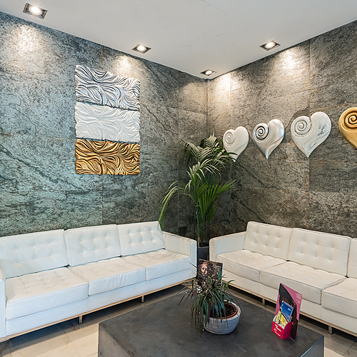 Lobby d'hôtel élégant avec orchidées et art moderne, parfait pour les événements d'entreprise.