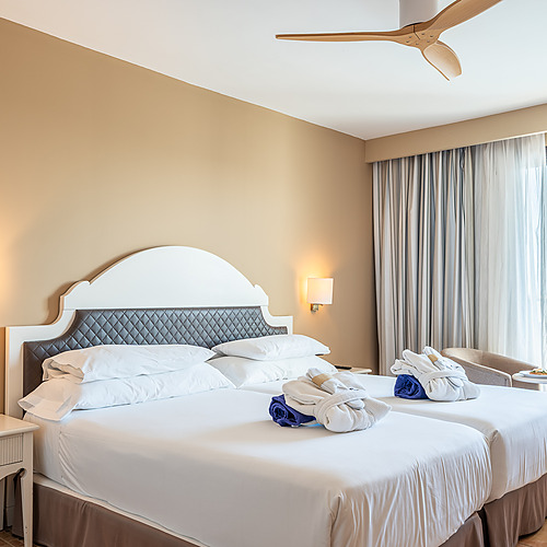 Bequemes Doppelbett für einen Smy: Corporativa Aufenthalt, Hotelstil.