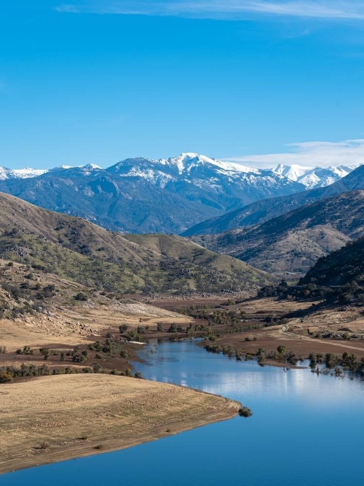 ein kleines Dorf mit einem Glockenturm im Hintergrund