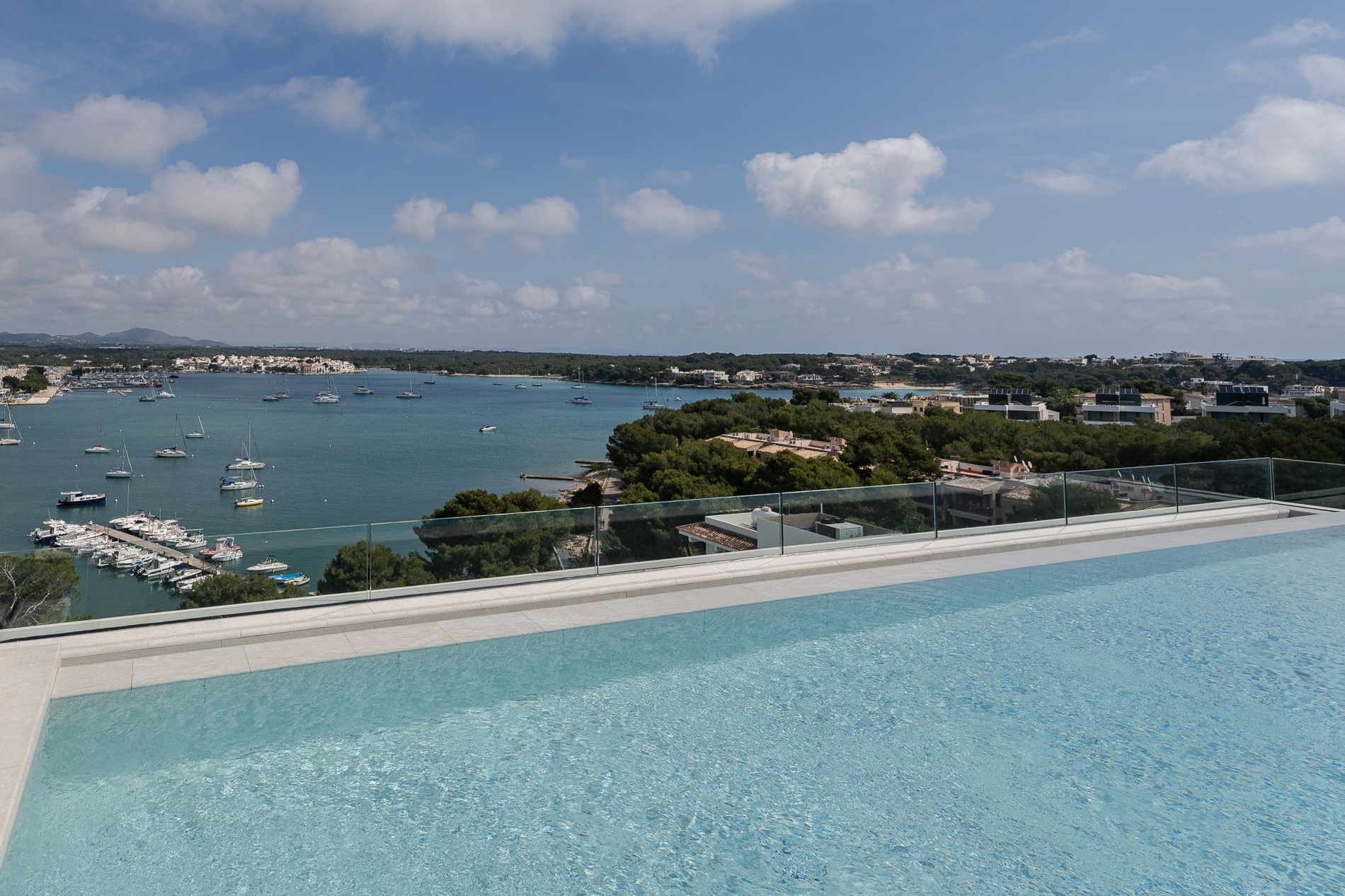 uma varanda com vista para um porto cheio de barcos