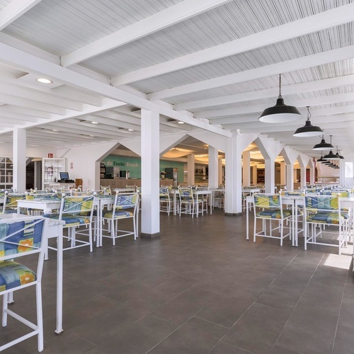 ein Restaurant mit vielen Tischen und Stühlen