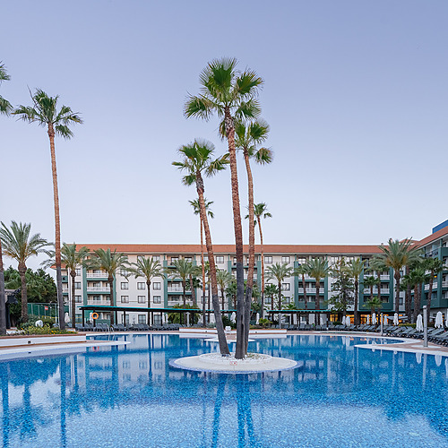Smy Isla Cristina Hotel mit Pool und Palmen, ideal für Firmenevents.