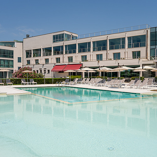 Piscine et chaises longues à l'extérieur de l'hôtel, parfait pour votre séjour Smy: Corporativa.