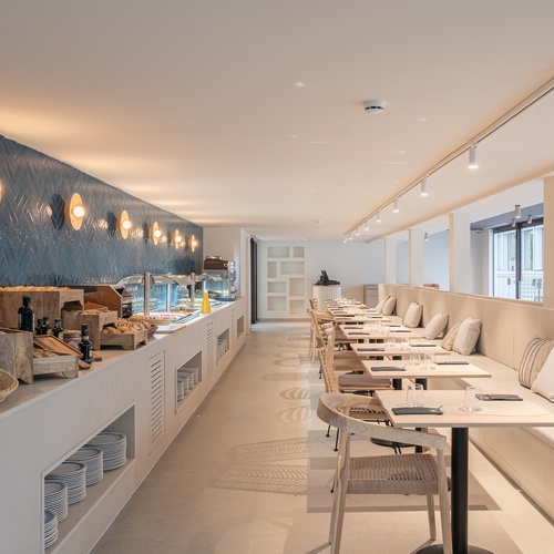 Buffet de café da manhã Smy: Corporativa, com mesas e assentos modernos.