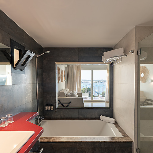 Smy: Corporativa room with TV, minibar, and comfortable bed.