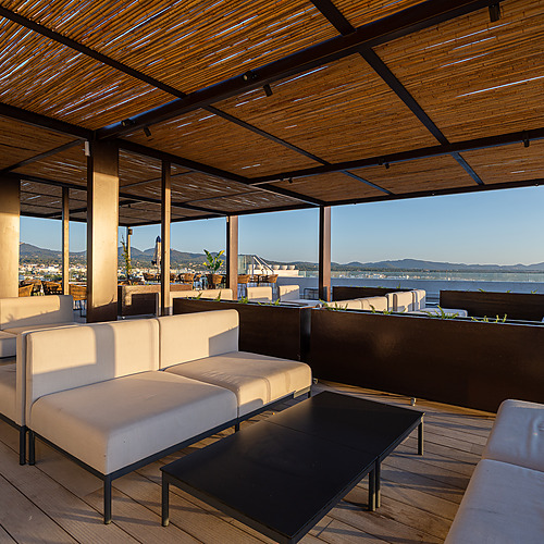 Luxury hotel terrace with infinity pool and sea views, perfect for Smy: Corporativa events.